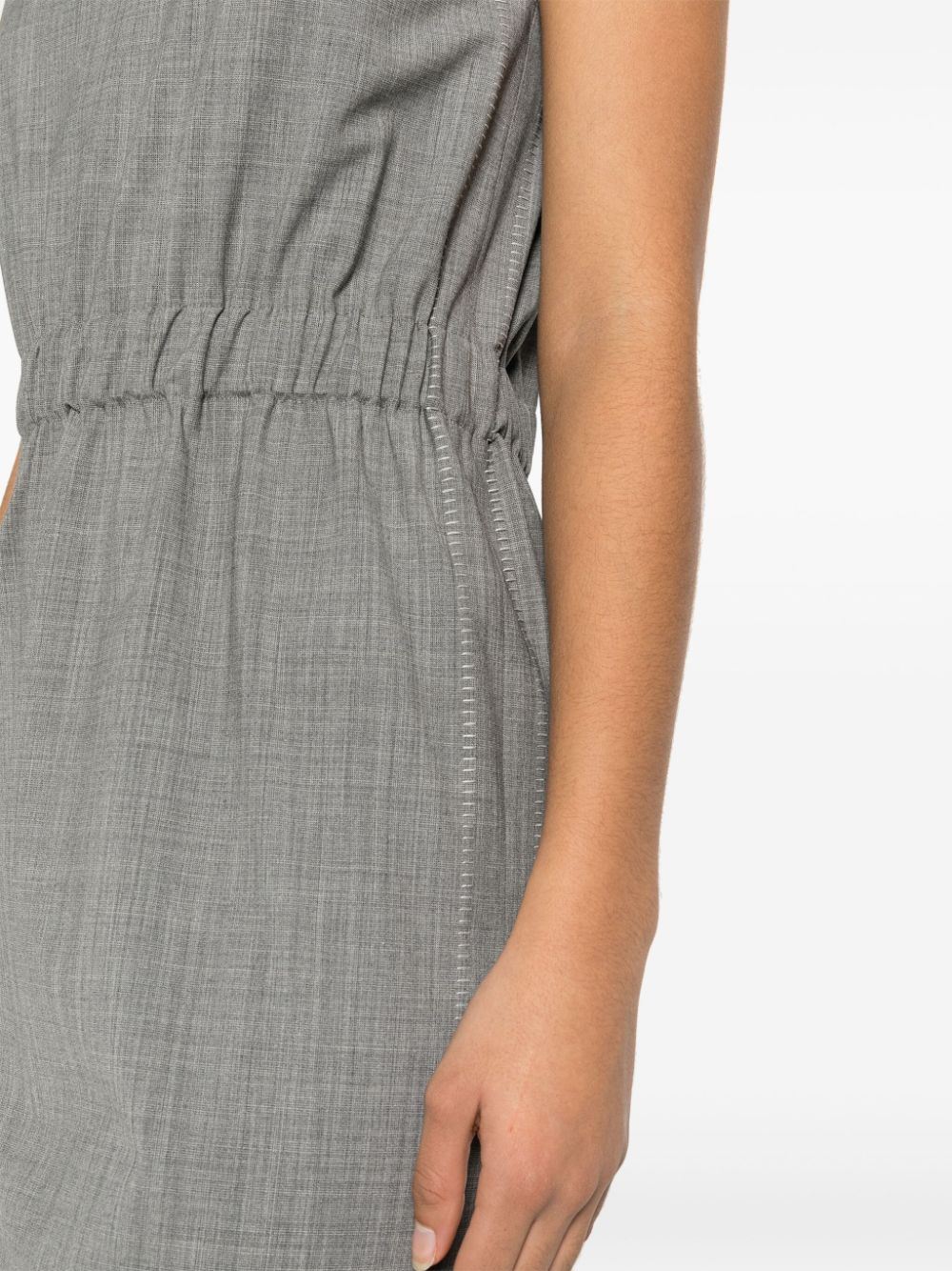 vestido sin mangas con costuras en contraste 