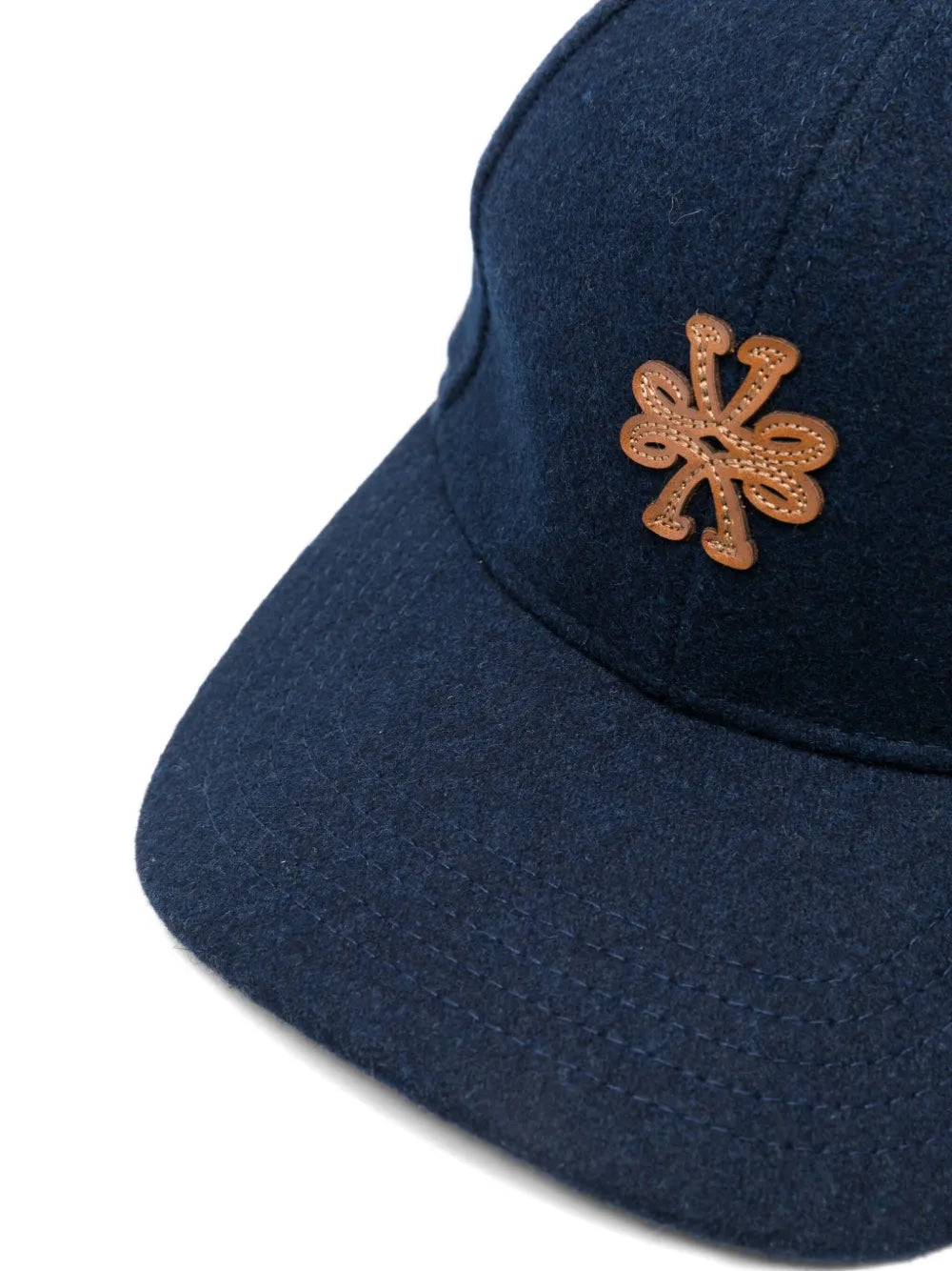 gorra de béisbol adornada con el logotipo
