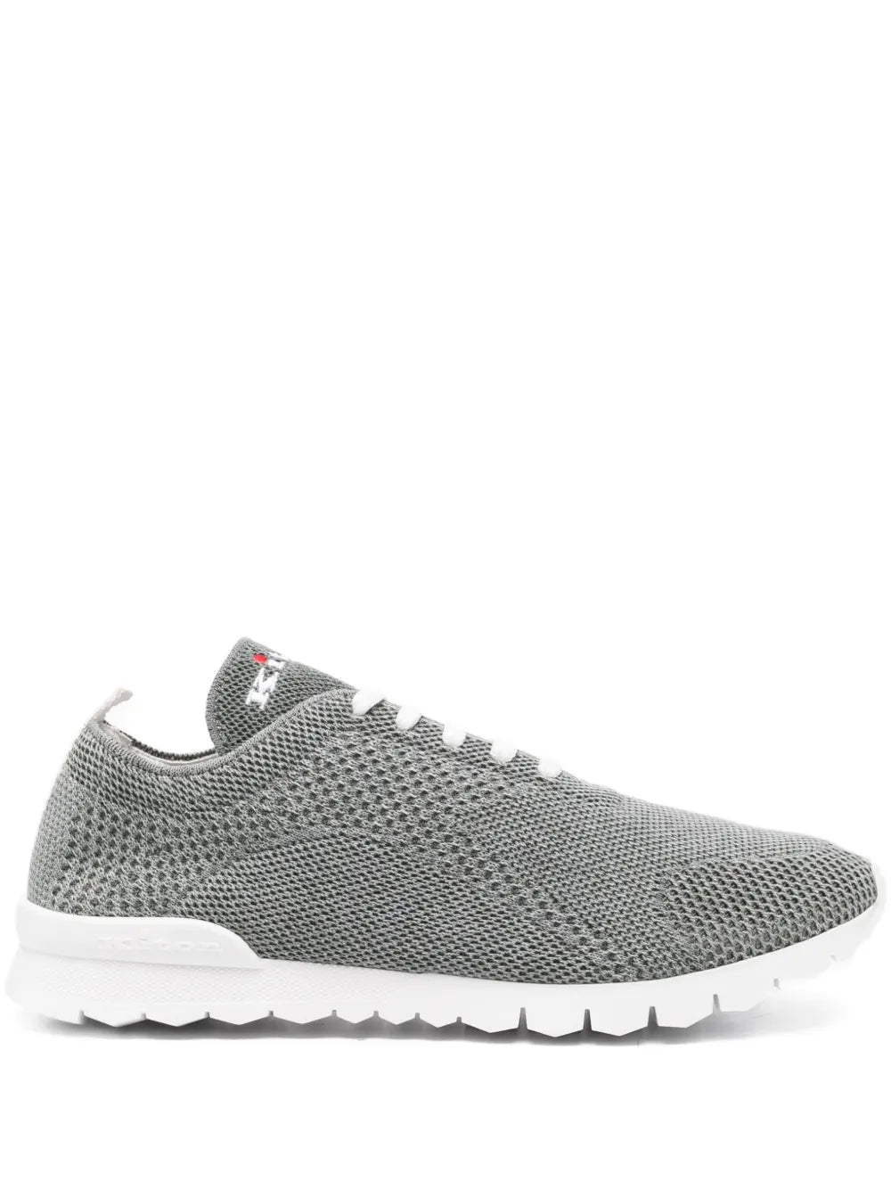 zapatillas con logo bordado