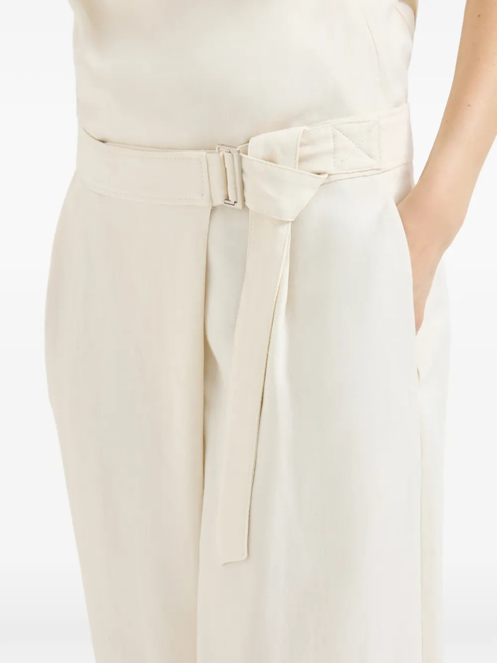 adjustable-belt trousers
