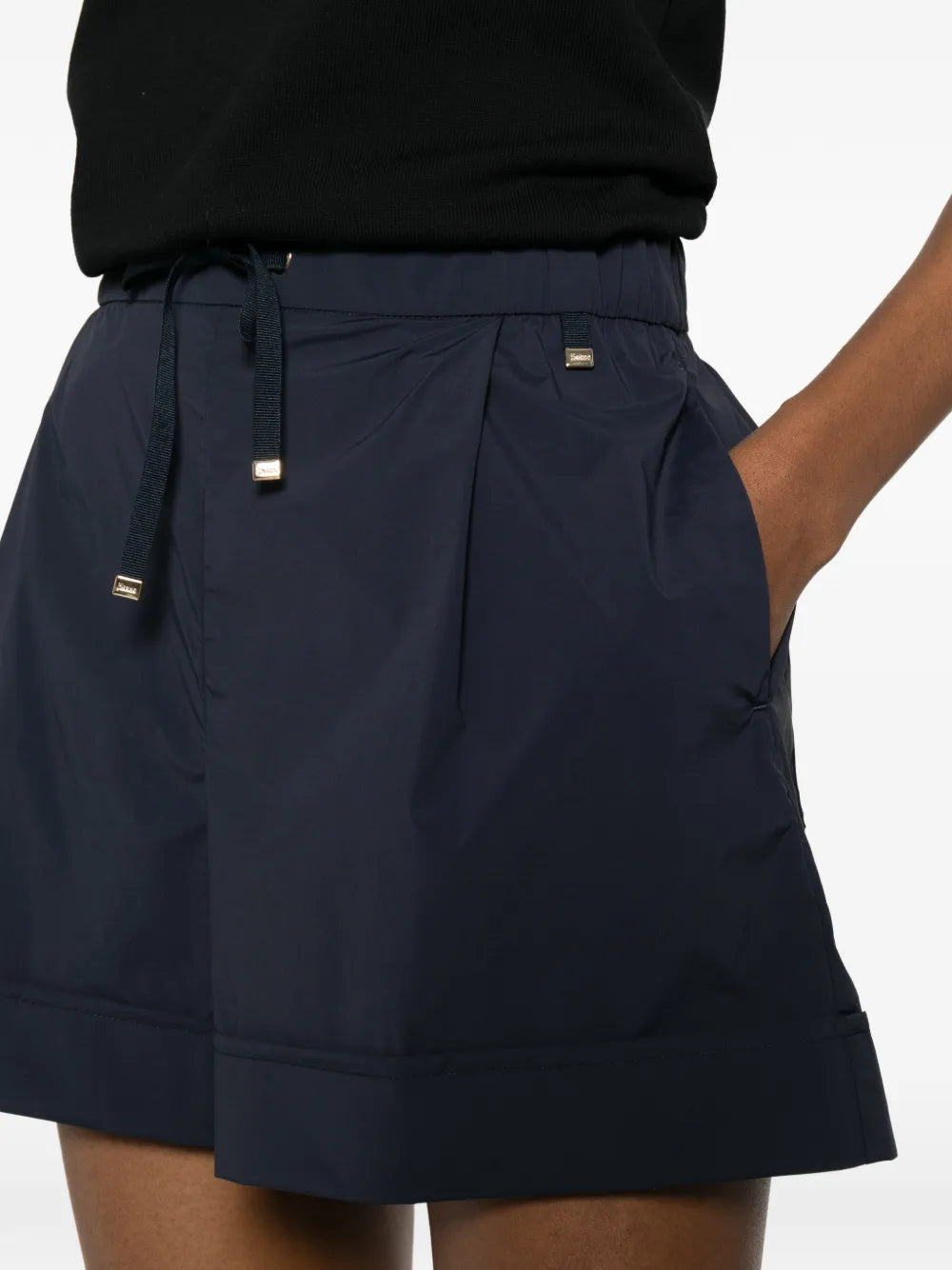 drawstring-waistband shorts