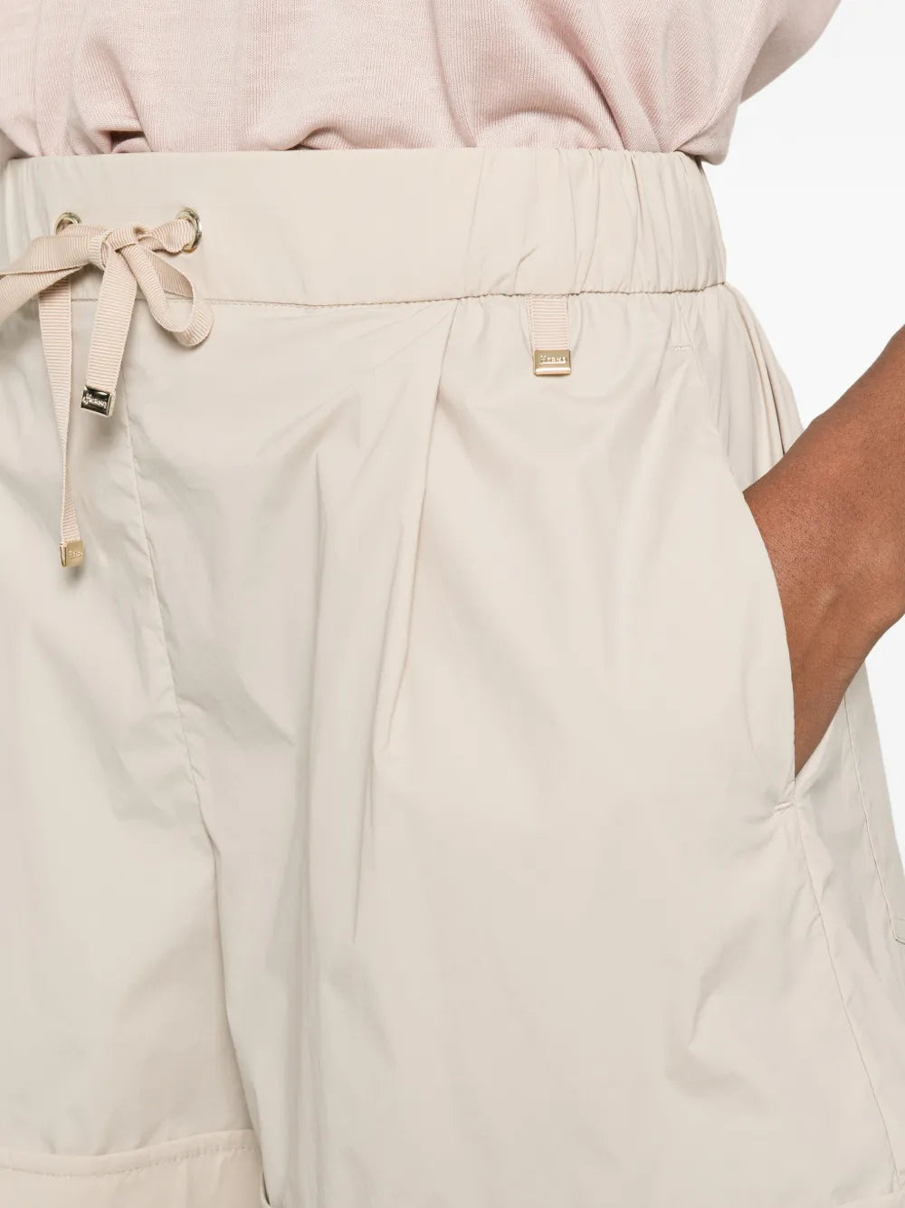 drawstring-waist pleated shorts