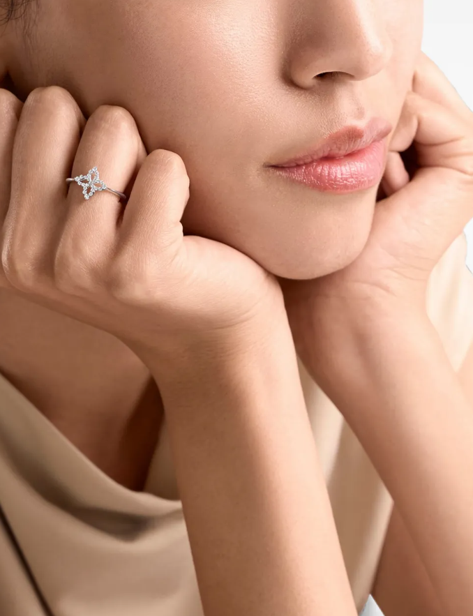 18kt white gold diamonds ring