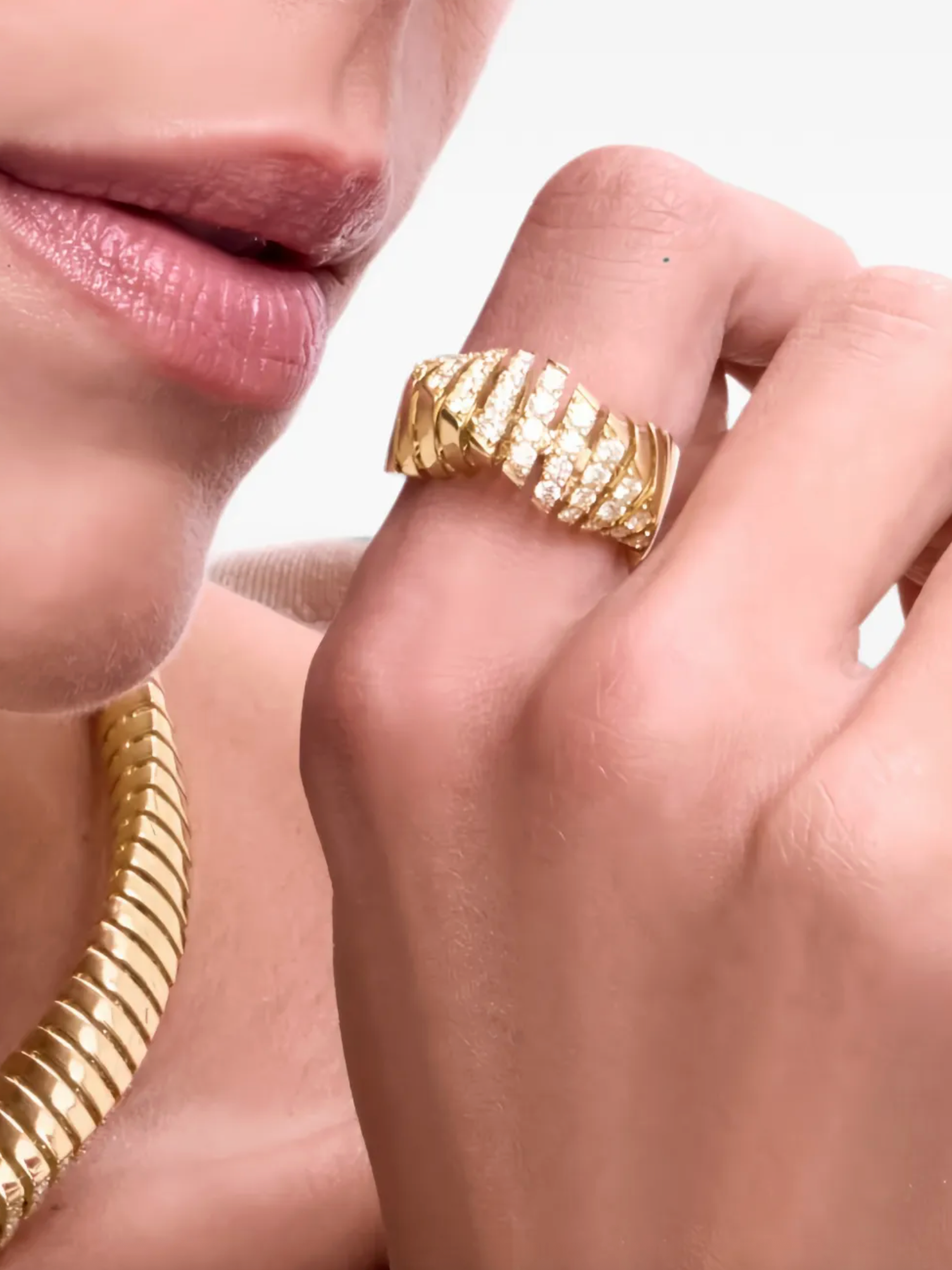 Crescendo diamond ring