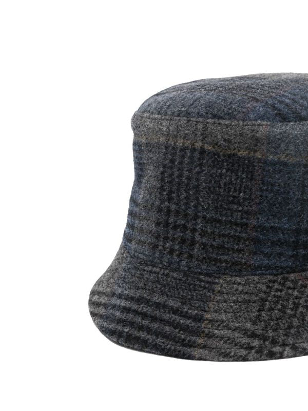 gorro de lana virgen con cuadros escoceses